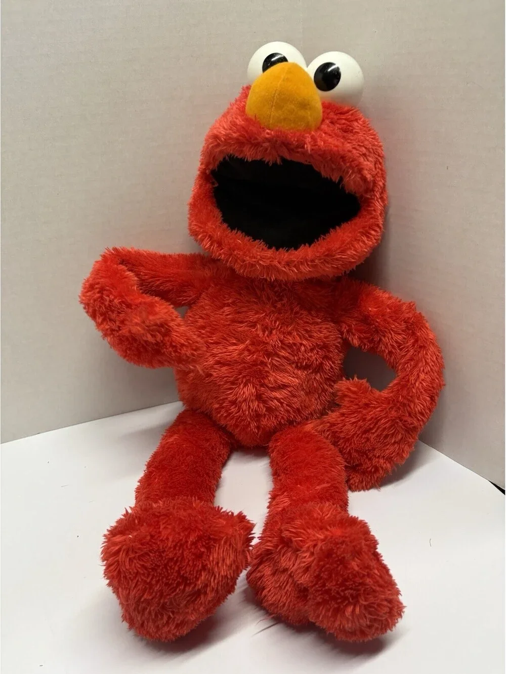 Hugging 2012 Sesame Street Elmo 22” Plush Talks/Sings Arms And Mouth Move